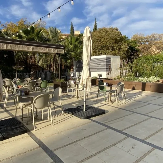 Amplia terraza exterior accesible con mesas accesibles.