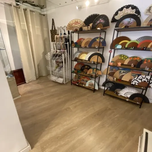 Espacio accesible con estantería de productos a distintas alturas.