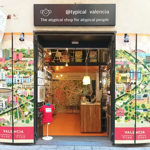 detalle puerta exterior de la tienda atypical