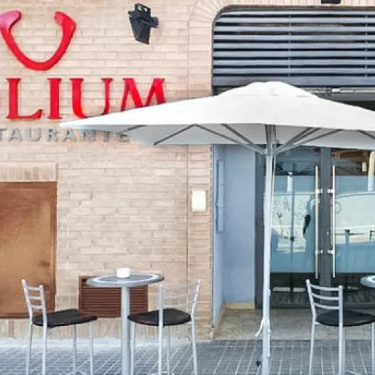 detalle fachada exterior del restaurante dolium