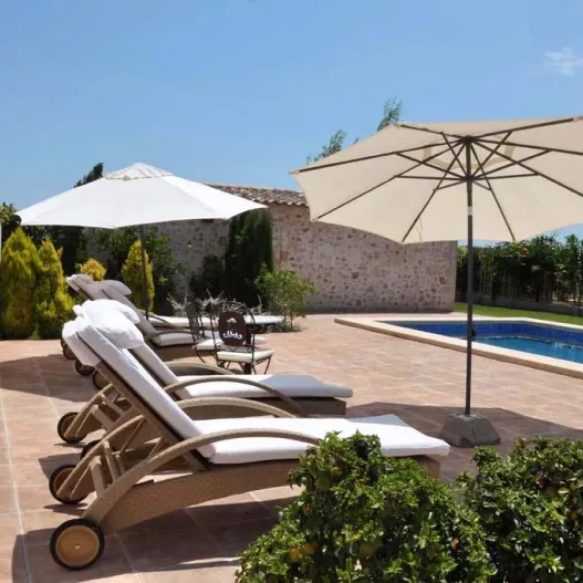 terraza piscina del hotel la mozaira