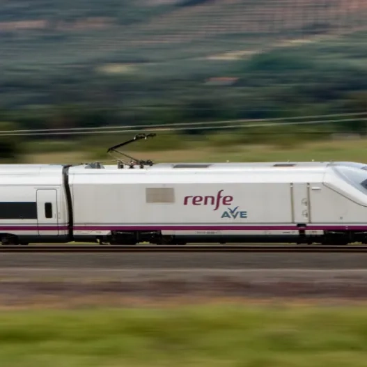 instantanea del tren AVE en movimiento