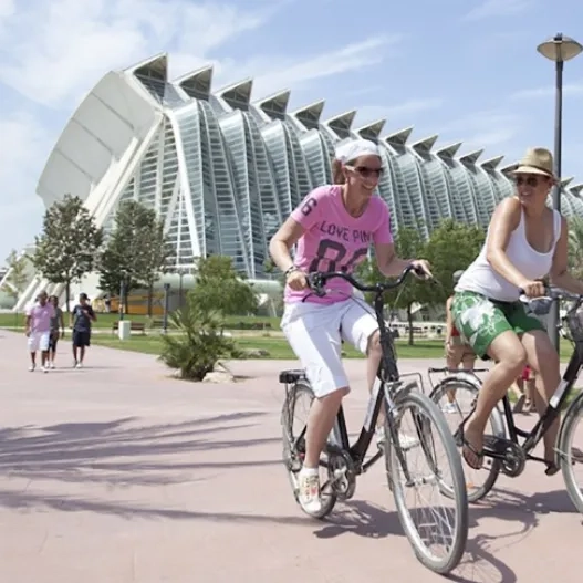 grupo turistas en bicicleta por la ciudad de lass artes