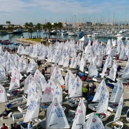 Imagen de todos los navíos en la regata OptiOrange