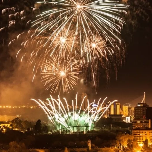 fuegos artificiales de fallas en el puente alameda