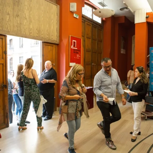 pareja entrando al teatro talia