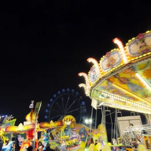 feria de atracciones con carrusel