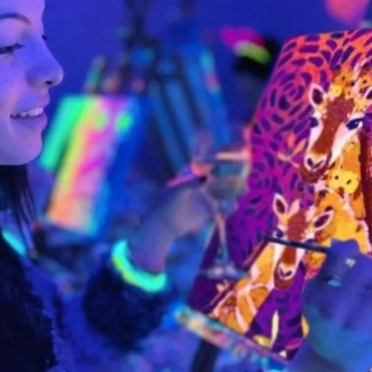 MUJER PINTANDO CUADRO 