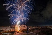 Fuegos artificiales de Fallas desde un rooftop en València