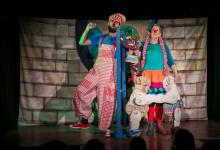 Dos actores disfrazados interpretando encima de un escenario