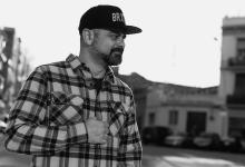 Nach y sus versos llenan el Roig Arena de València 