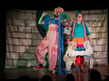 Dos actores disfrazados interpretando encima de un escenario