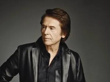 Raphael y su banda llenan el Roig Arena 