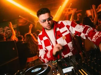 Dennis Uko actúa en Jagger Club en València