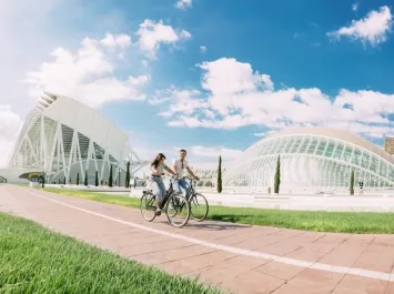 Pareja en bici Ciudad de las Artes