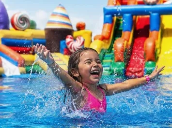 Vive un verano refrescante en el parque acuático WOW de València