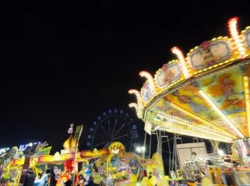 feria de atracciones con carrusel