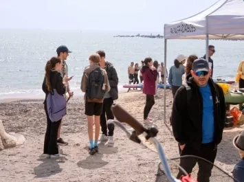 Ven a limpiar las playas de València