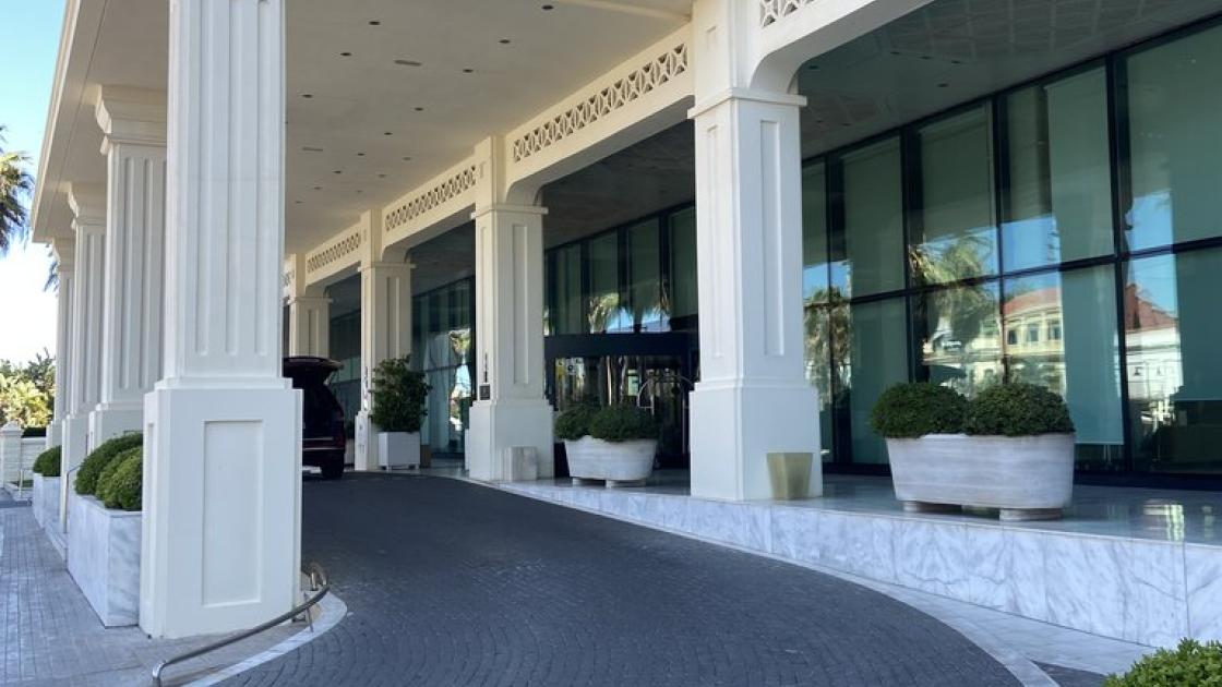 Acceso principal al interior del hotel donde se encuentra el restaurante, totalmente accesible con puertas automáticas de acceso.
