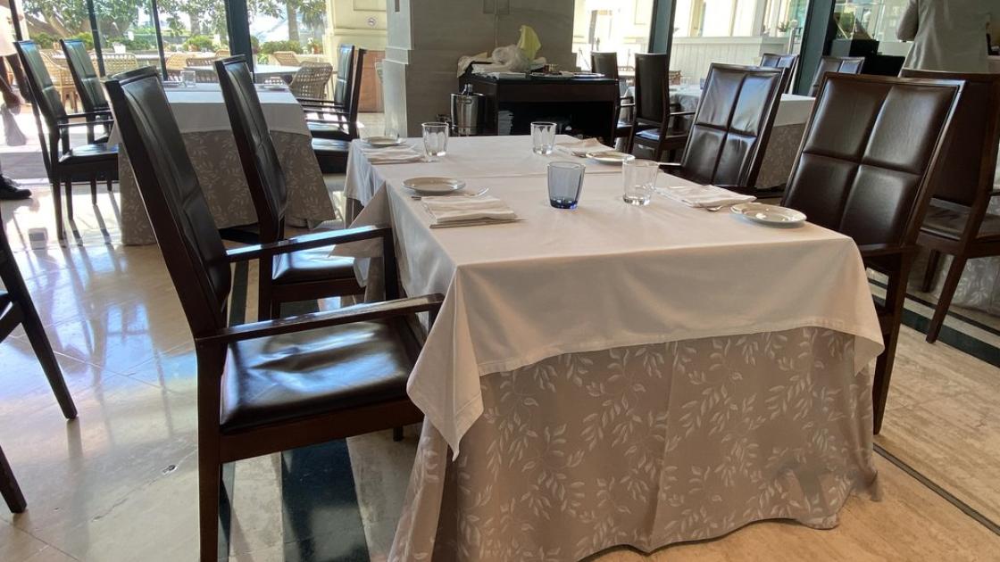 Salón comedor accesible, zonas de paso amplias, mesas accesibles con altura adecuada.