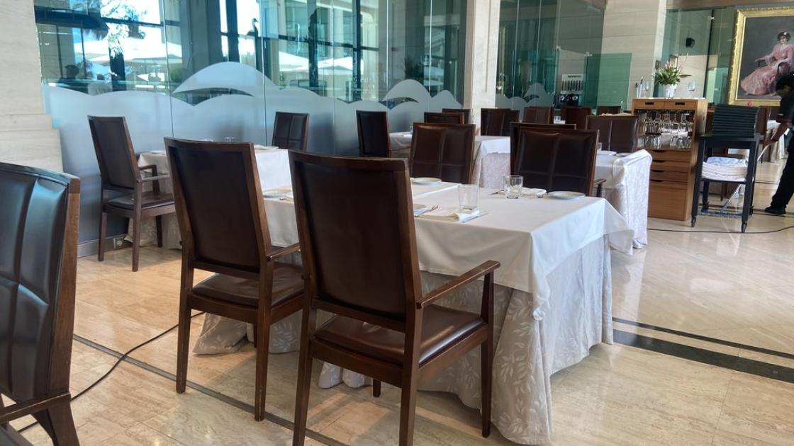 Salón comedor accesible, zonas de paso amplias, mesas accesibles con altura adecuada.
