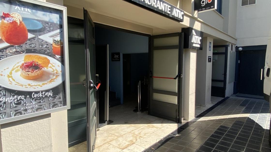 Puertas de acceso principal al establecimiento.