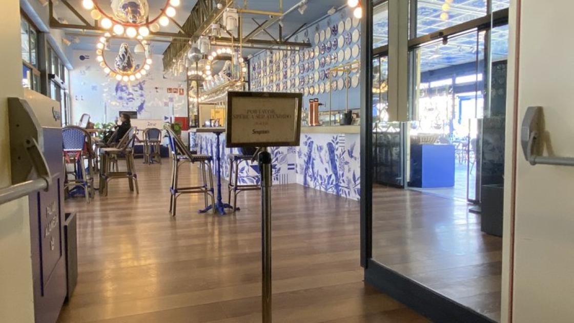 Acceso al restaurante en el interior del edificio.