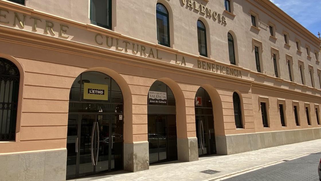 Accés principal a l'establiment amb portes automàtiques i una correcta accessibilitat exterior.