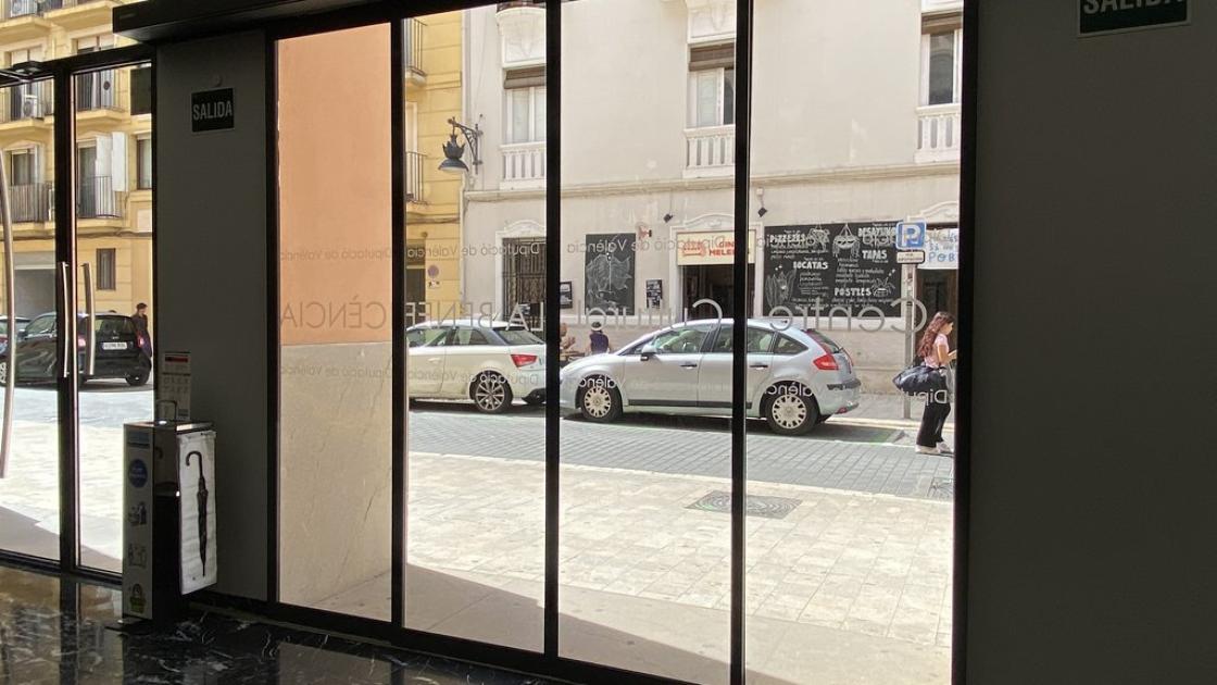 Portes automàtiques d'accés a l'establiment.