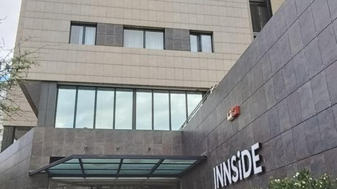 Fachada exterior con acceso de acera ancha