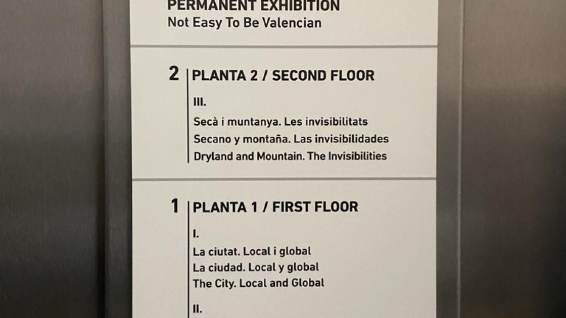Senyalització dels espais per plantes, mida de font correcta i ben contrastada per a una fàcil visualització.