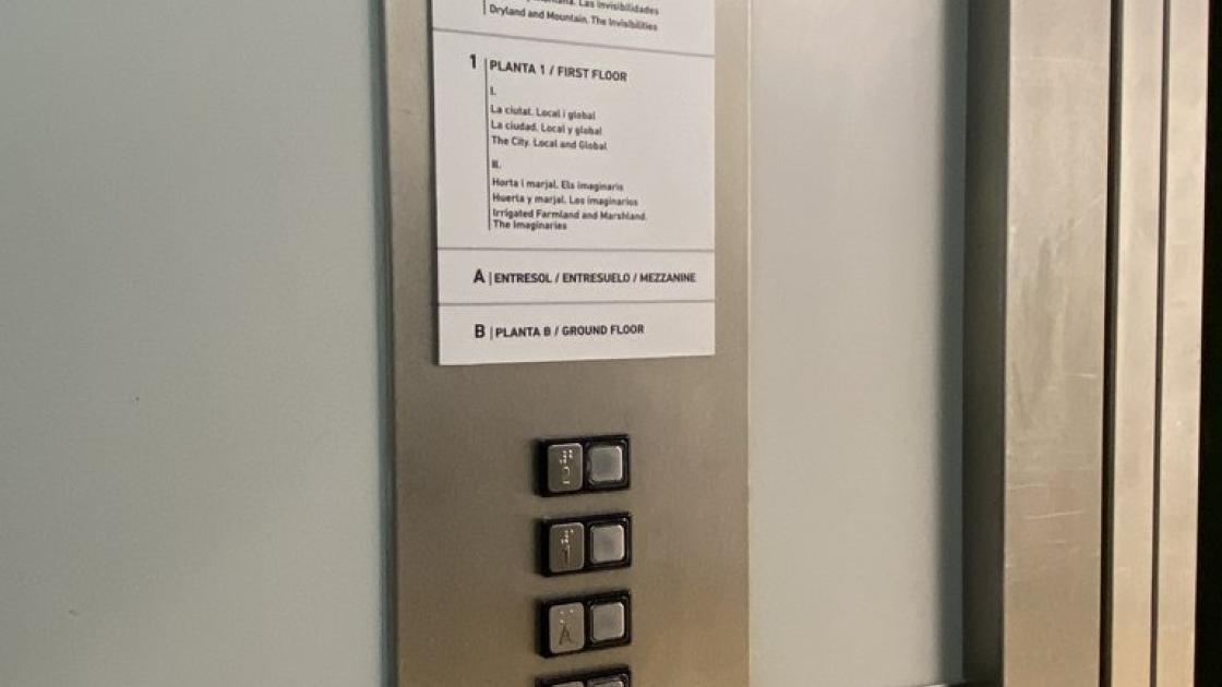 Ascensor accessible amb botons en braille i il·luminables.