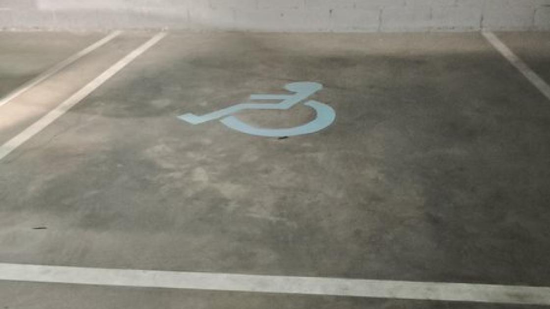 Plaza reservada para PMR en parking interior