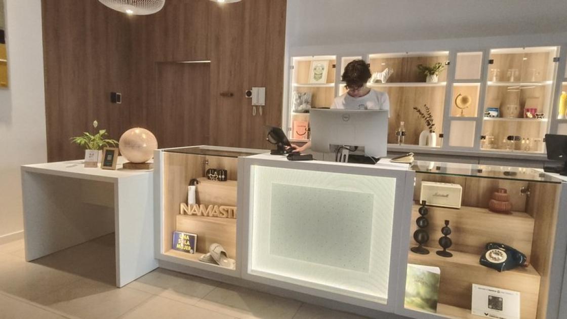 Mostrador de recepción a doble altura