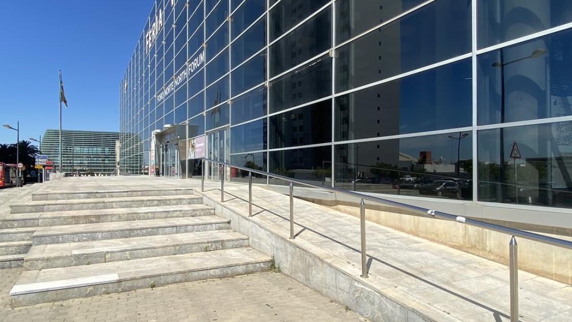 Access ramp with auxiliary railings at the main entrance to the establishment.
