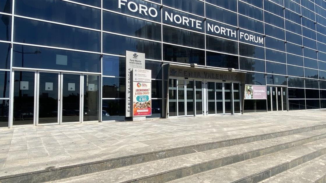 Main access to the establishment with automatic doors.