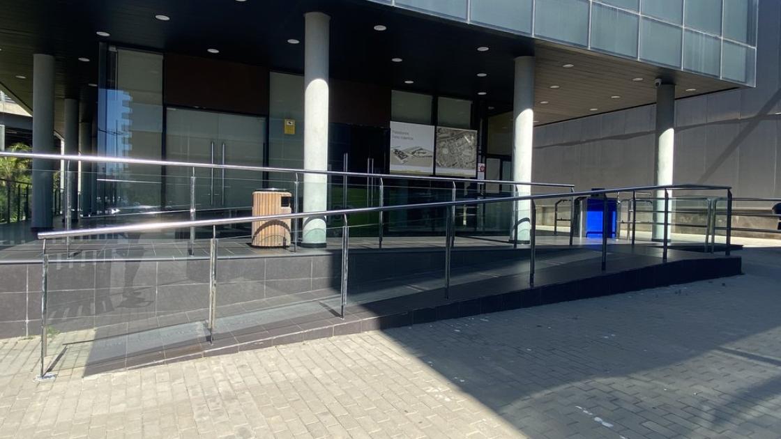 Secondary access prepared with ramps with auxiliary railings.