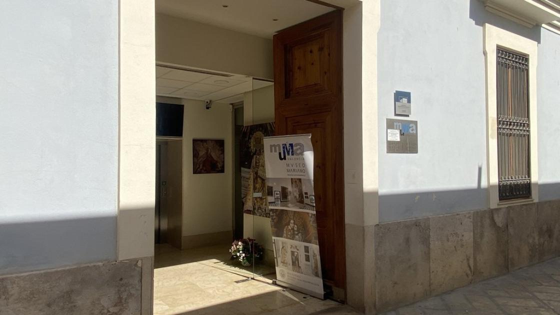 Swing doors for access to the establishment.