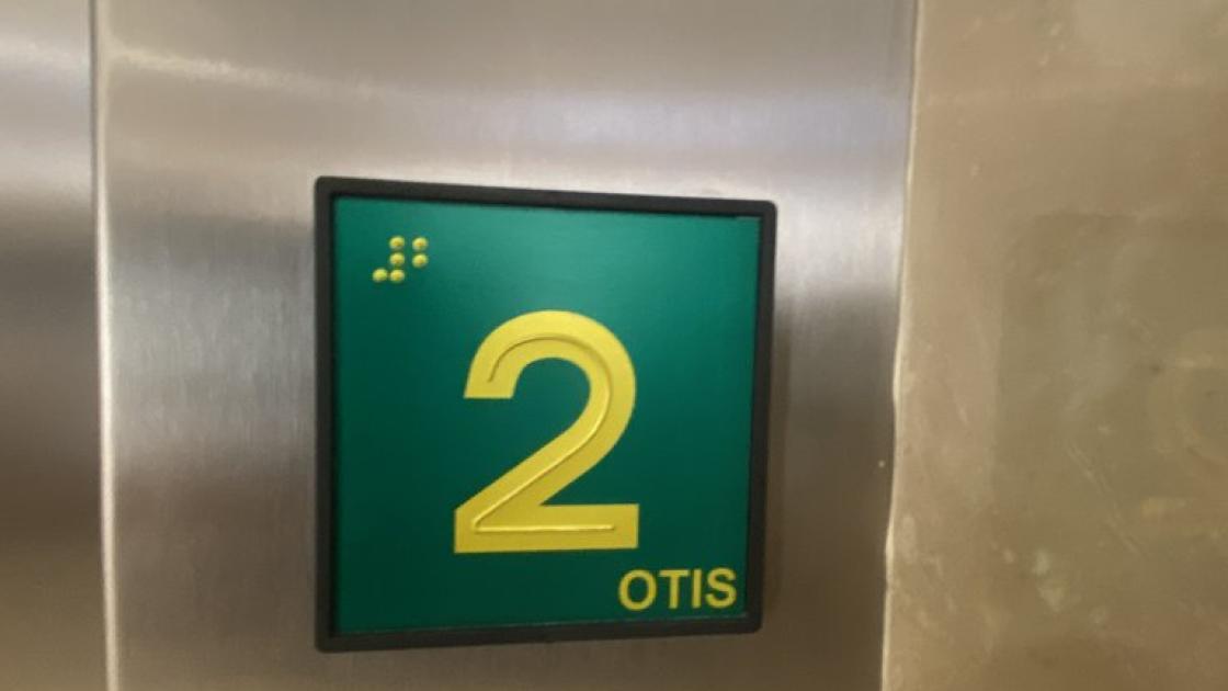 Elevator door indication with appropriate height, in high relief and braille.