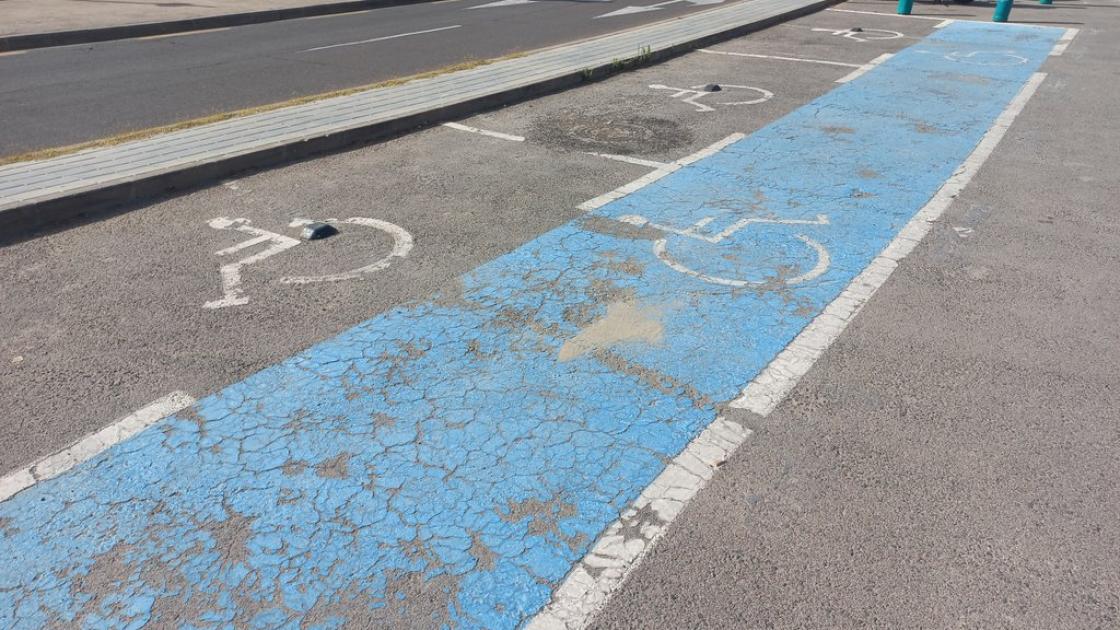 Plazas de aparcamiento para PMR conectadas a itinerario accesible.