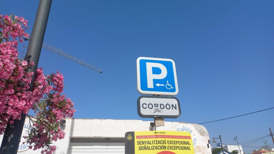 Plazas de aparcamiento para PMR identificadas mediante señal vertical.