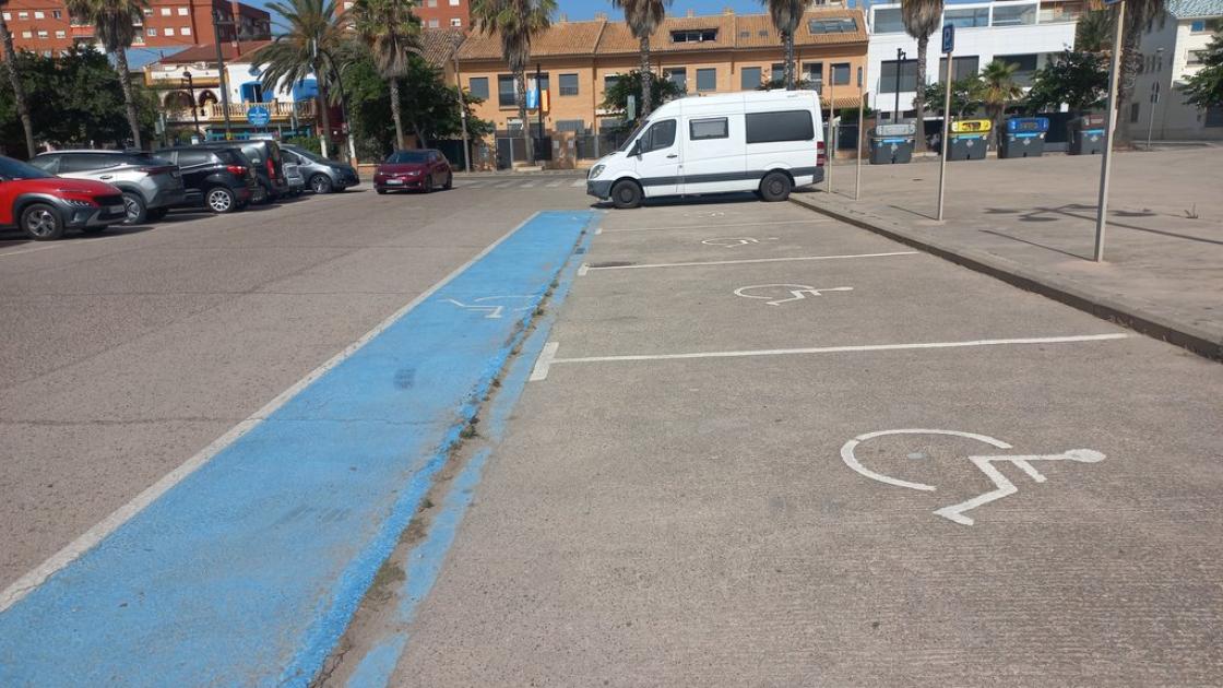 Zones d'aparcament per a PMR connectades a itinerari accessible.