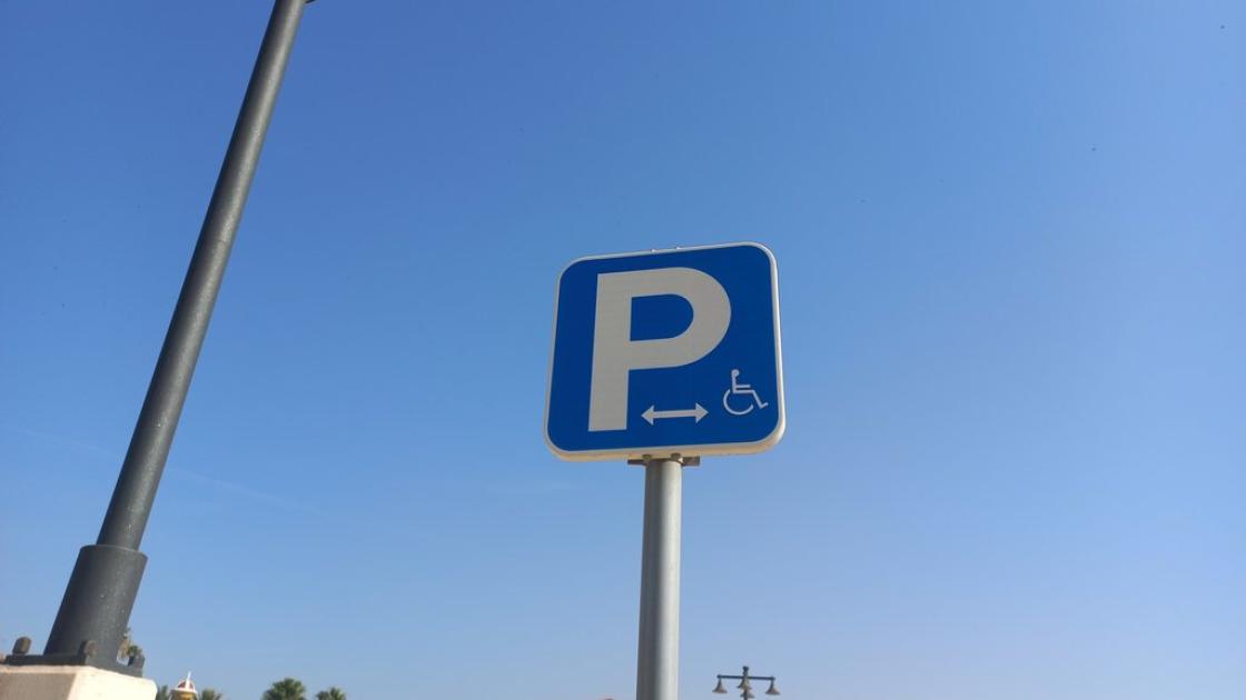 Zones d'aparcament per a PMR identificades mitjançant senyalètica vertical.
