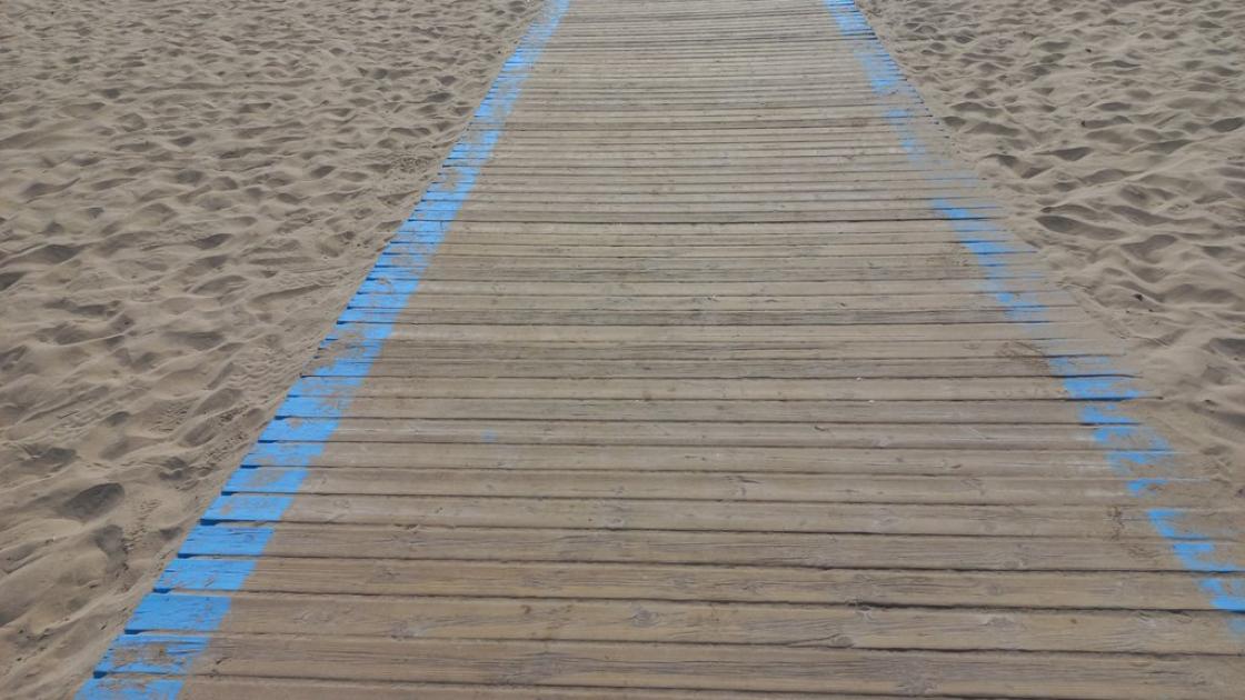 Passarel·la d'aproximació accessible fins a la línia humida.