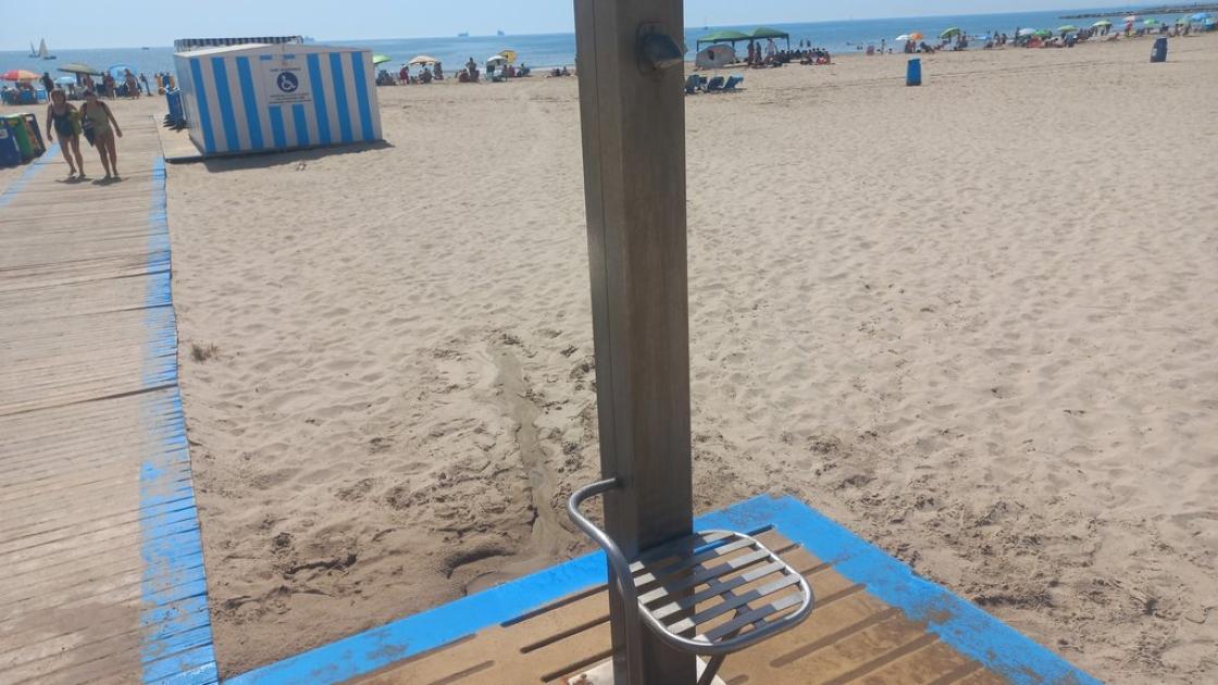 Servicios con diseño accesible sin encharcamientos.