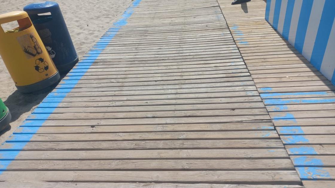 Pasarela con diseño accesible hasta línea húmeda.