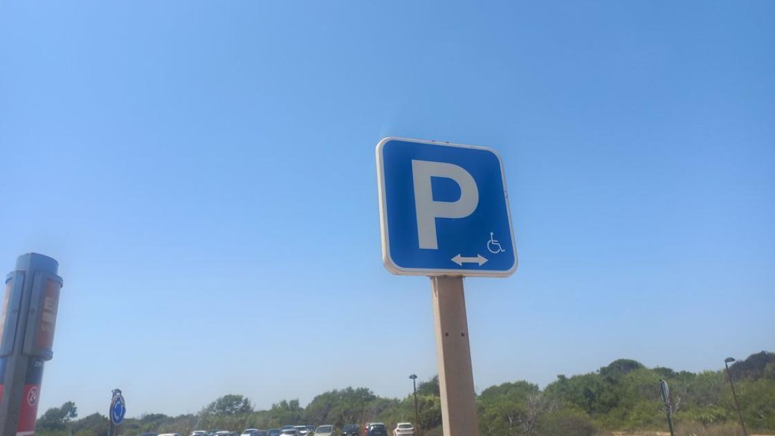 Zona de aparcamiento para PMR identificada mediante señal vertical.