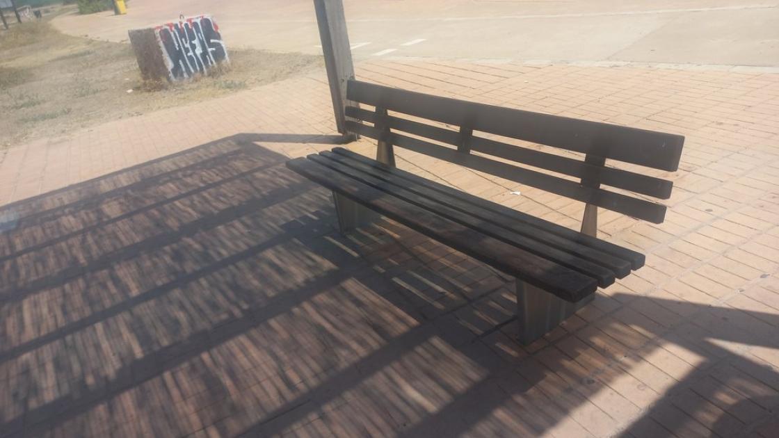 Zona de sombra con equipamiento para el descanso.