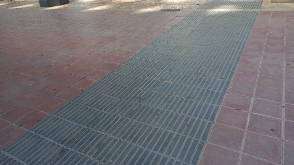Paviment podotàctil per facilitar el recorregut i l'orientació.