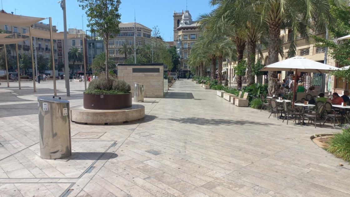 Recorridos anchos y libre de obstáculos, con itinerario libre en línea de fachada.